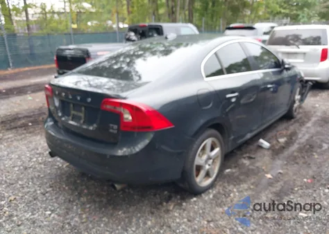 2013 Volvo S60 T5/T5 Platinum/T5 Premier/T5 Premier Plus z USA, uszkodzony, nr VIN YV1612FH2D2186371